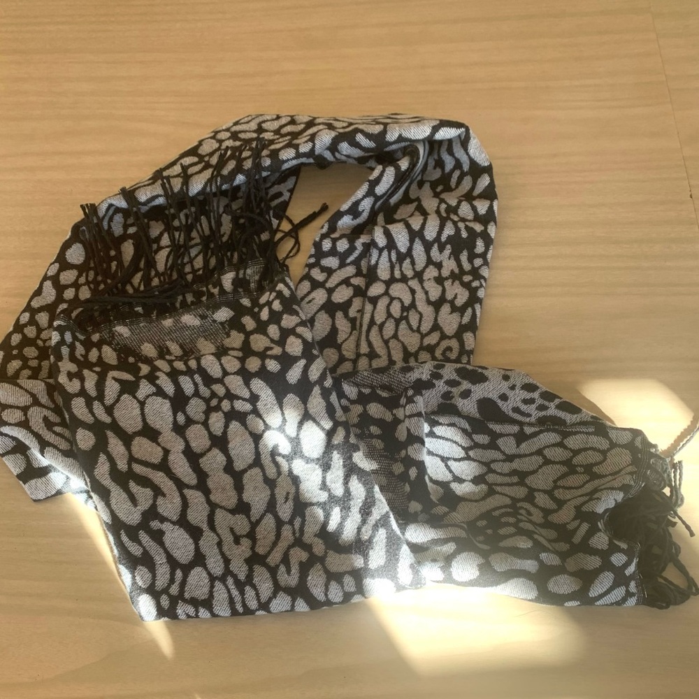 🍄3/29🍄Soft Cleo Patterned Scarf - Picture 2 of 7